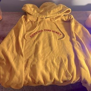 Yellow, baggie Hoodie - print “Sweeter Than Honey” - Size M - Forever 21